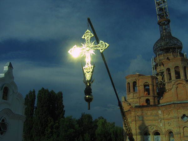 Воздвижение креста над Покровским храмом