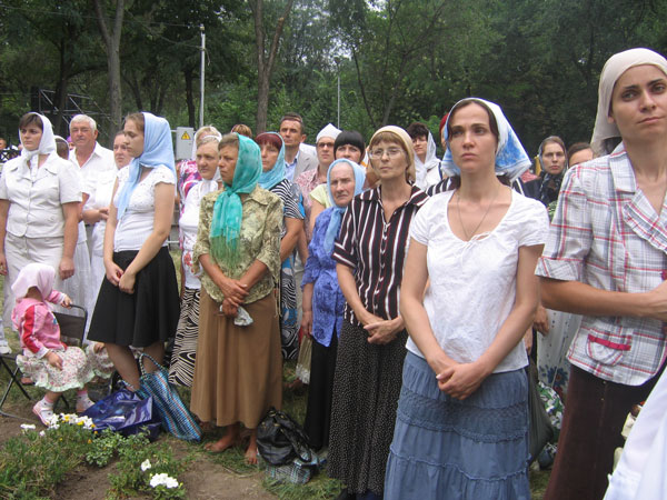 Молящиеся на патриаршей службе в Днепропетровске
